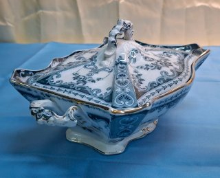 Sopera de porcelana azul y blanca