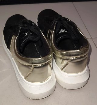 Zapatillas negras y plateadas