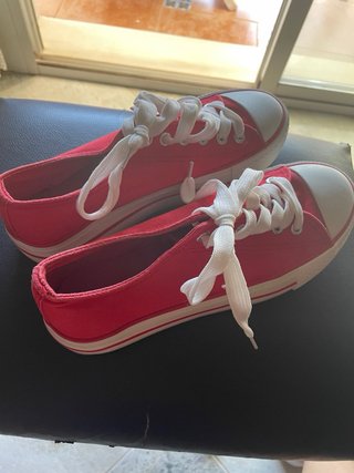 Zapatos estilo Converse rojos