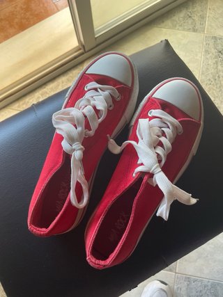 Zapatos estilo Converse rojos