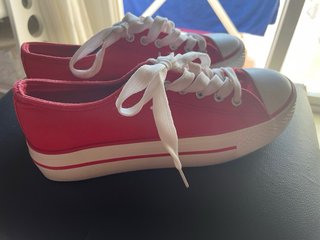 Zapatos estilo Converse rojos