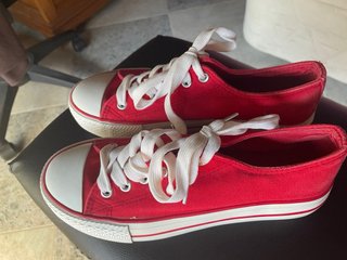 Zapatos estilo Converse rojos