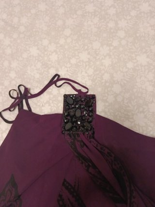 Blusa morada sin mangas atada al cuello