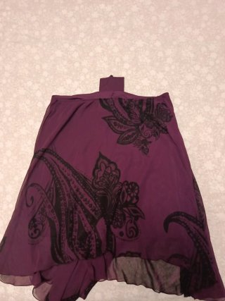 Blusa morada sin mangas atada al cuello