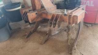 Tractor Massey Ferguson 374S con remolque