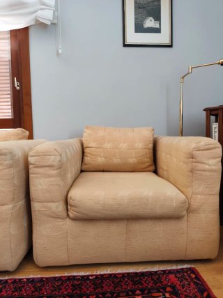 Sillón de tela beige salmón