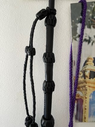 Cachaba de cuero con flecos. Negra entera.