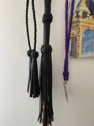 Cachaba de cuero con flecos. Negra entera.