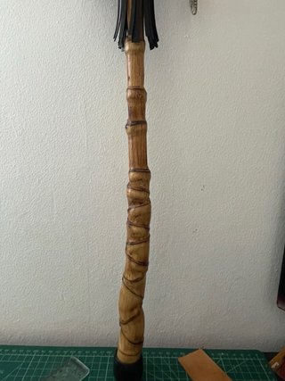 Cachaba de cuero con flecos. Negra entera.