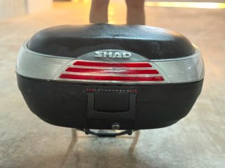 Baúl Shad 2 cascos con soporte