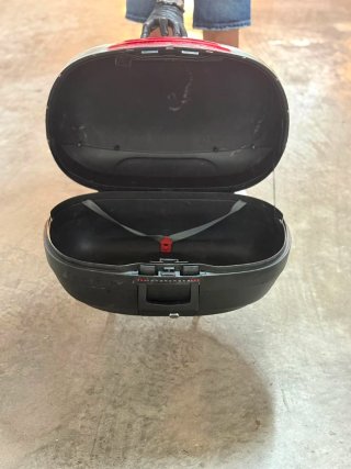 Baúl Shad 2 cascos con soporte