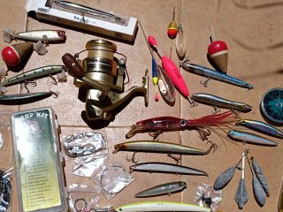 Lote de pesca: carrete, señuelos y accesorios