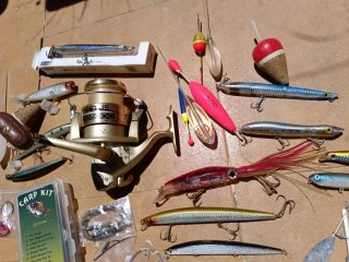 Lote de pesca: carrete, señuelos y accesorios