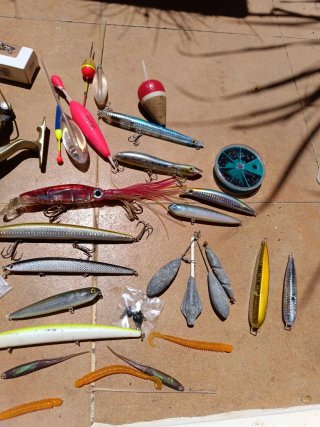 Lote de pesca: carrete, señuelos y accesorios