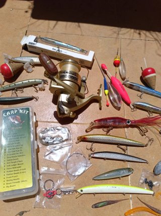 Lote de pesca: carrete, señuelos y accesorios