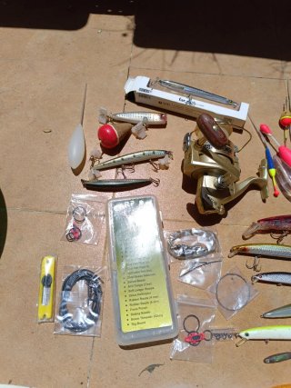 Lote de pesca: carrete, señuelos y accesorios
