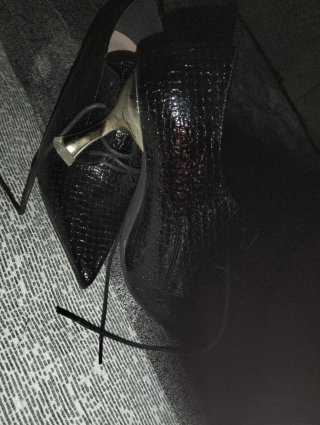 Zapatos de tacón negros nuevos