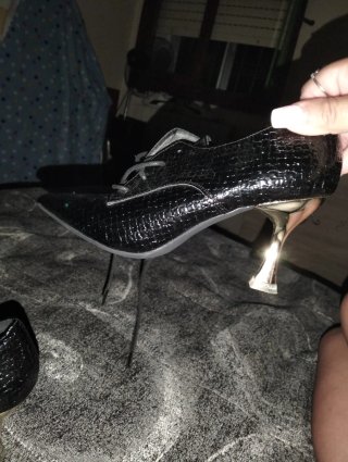 Zapatos de tacón negros nuevos