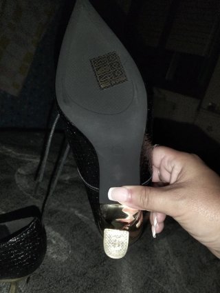 Zapatos de tacón negros nuevos
