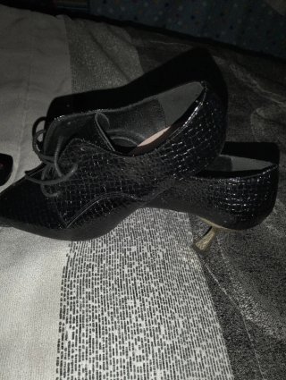 Zapatos de tacón negros nuevos