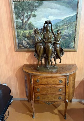 Mueble y cuadro decorativo
