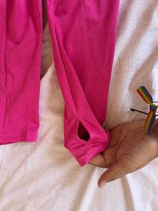 Top fucsia con mangas.