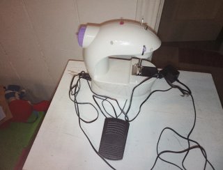 Mini Máquina de Coser Blanca