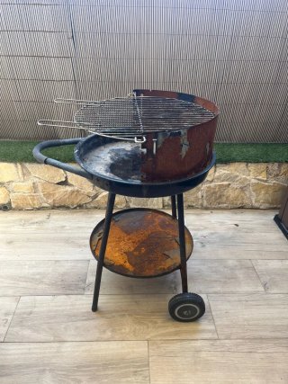 Barbacoa de metal negra y marrón