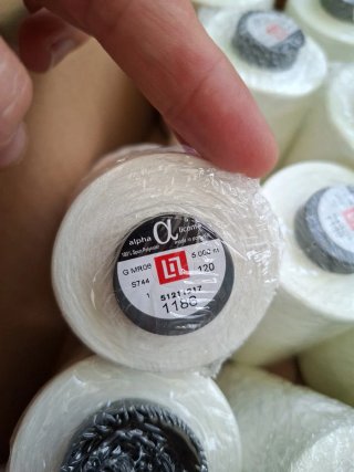 Hilos de coser color marfil
