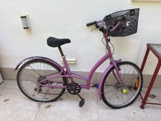 Bicicleta paseo morada puesta a punto