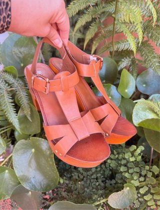 Preciosas sandalias con tacón y plataforma.