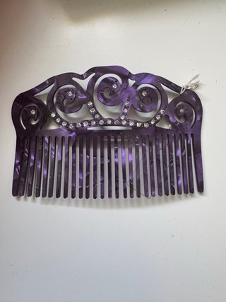Peine decorativo morado con pedrería