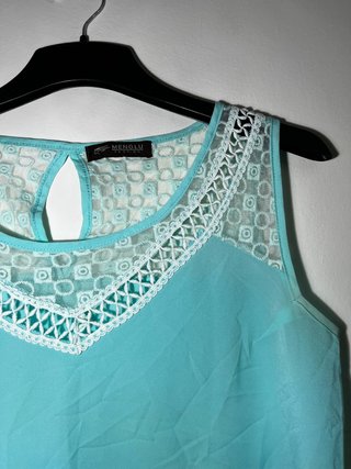 Blusa azul turquesa bordada sin mangas Talla M