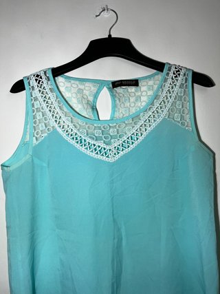 Blusa azul turquesa bordada sin mangas Talla M