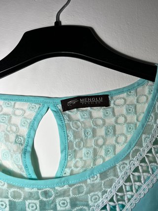Blusa azul turquesa bordada sin mangas Talla M