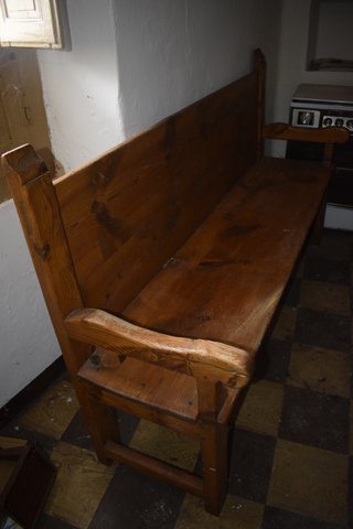 Par de bancos antiguos de madera