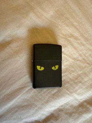 Zippo Negro Ojos Gato
