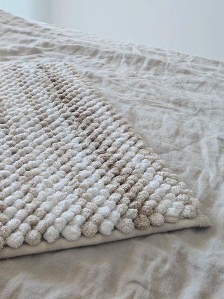 Alfombrilla baño beige y blanca super suave