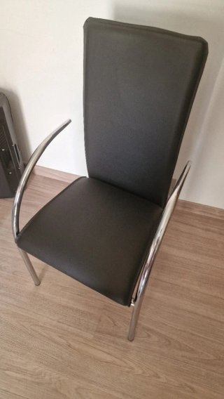 Mesa de comedor moderna con base cuadrada