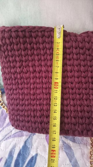 Bolso de mano tejido con cadena dorada hecho a man