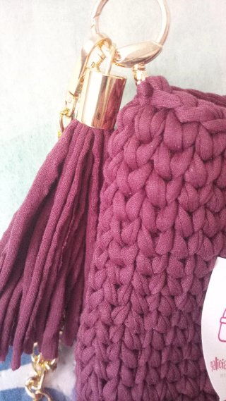 Bolso de mano tejido con cadena dorada hecho a man