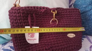 Bolso de mano tejido con cadena dorada hecho a man