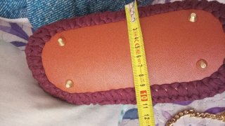 Bolso de mano tejido con cadena dorada hecho a man