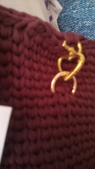 Bolso de mano tejido con cadena dorada hecho a man