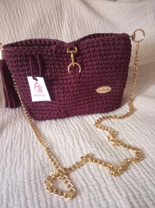 Bolso de mano tejido con cadena dorada hecho a man