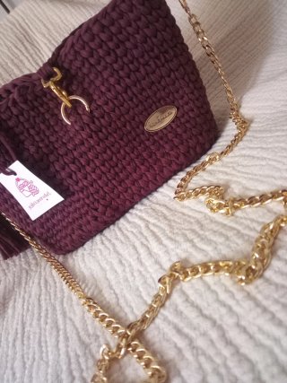 Bolso de mano tejido con cadena dorada hecho a man