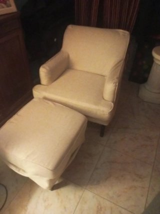 Sillón y reposapiés de tela beige