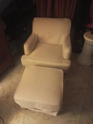 Sillón y reposapiés de tela beige