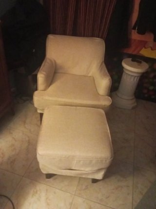 Sillón y reposapiés de tela beige
