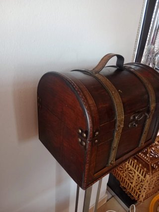 Vecchio bauletto in legno e pelle